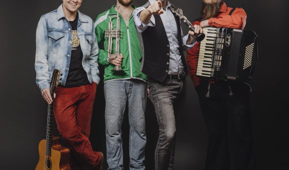 Gankino_Circus_Pressefoto_Die_Letzten_ihrer_Art_QUADRAT Gankino_Circus_Pressefoto_Die_Letzten_ihrer_Art_QUADRAT