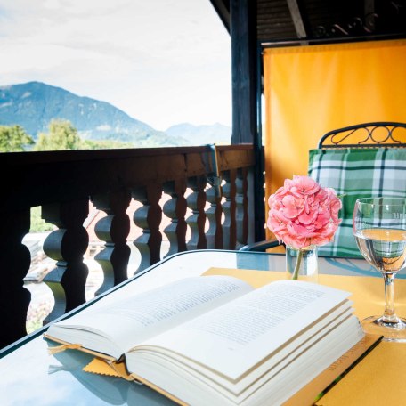 Balkon mit Ausblick auf die Berge, © im-web.de/ Tourist-Information Bayrischzell