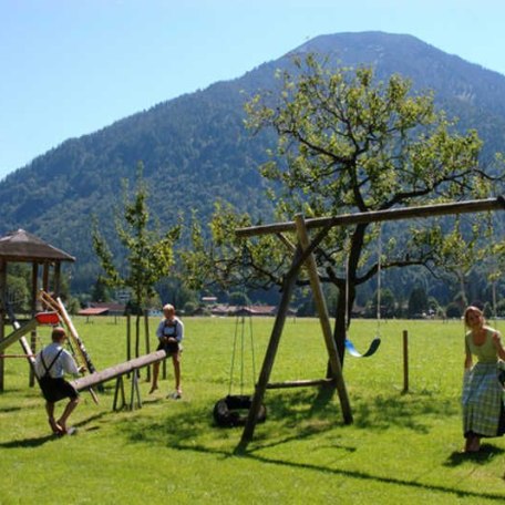 Großer Garten mit Spielplatz, © im-web.de/ Tourist-Information Rottach-Egern