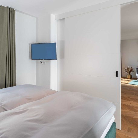 Schlafzimmer/Blick auf Wohnzimmer, © im-web.de/ Tourist-Information Bad Wiessee