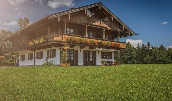 Ferienhaus mit den Ferienwohnungen Auszeit und Bergzeit, © im-web.de/ Gäste-Information Schliersee in der vitalwelt schliersee