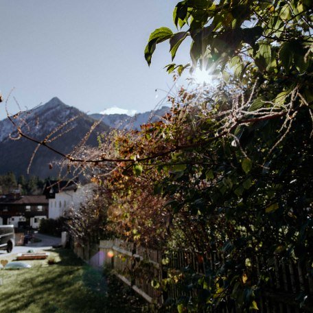 Ausblick vom eigenen Garten auf die Brecherspitz, © im-web.de/ Gäste-Information Schliersee in der vitalwelt schliersee