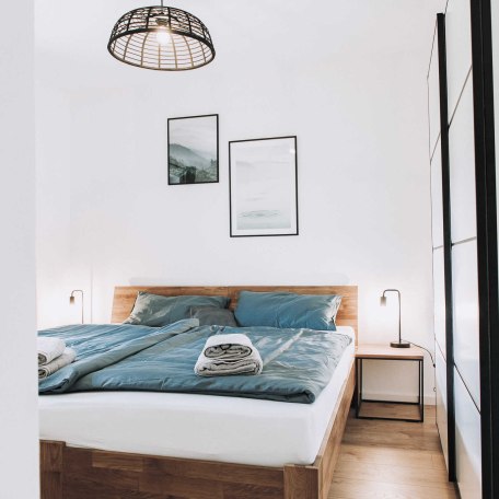 Kleines Schlafzimmer mit Doppelbett & Kleiderschrank, © im-web.de/ Gäste-Information Schliersee in der vitalwelt schliersee