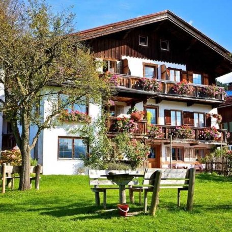 altes Bauernhaus vom Garten aus fotografiert, © im-web.de/ Gäste-Information Schliersee in der vitalwelt schliersee