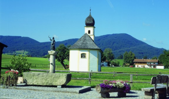 Leonhardikapelle u. Brunnen, Hundham, Laun5 001 Leonhardikapelle u. Brunnen, Hundham, Laun5 001