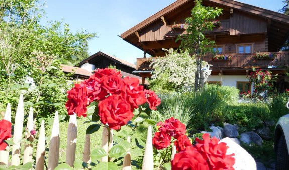 Gästehaus Ankelspitz im Sommer: Nicht nur unsere Gäste, auch Blumen und Bienen fühlen sich bei uns wohl., © im-web.de/ Gäste-Information Schliersee in der vitalwelt schliersee