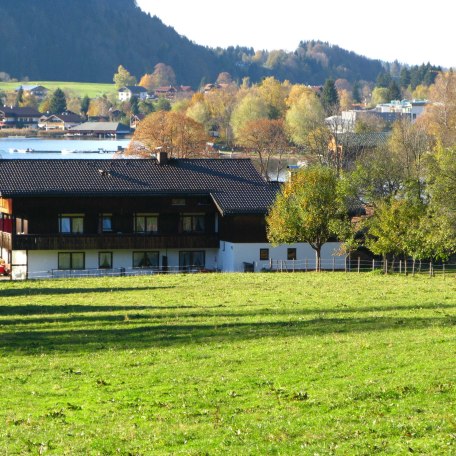 Außenansicht Haus, © im-web.de/ Gäste-Information Schliersee in der vitalwelt schliersee