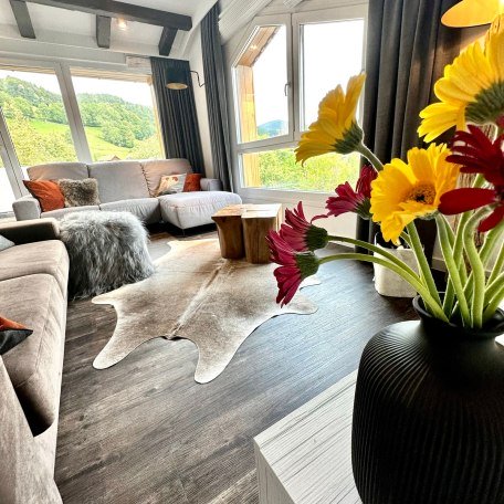 Suite: Wohnzimmer mit Ausblick in die Berge, © AlpenOase Schliersee