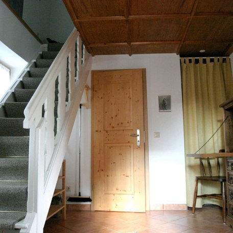 die Diele mit der Treppe nach oben und einem separatem WC, © im-web.de/ Gäste-Information Schliersee in der vitalwelt schliersee