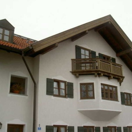 Außenansicht Erker und Südbalkon, © im-web.de/ Marktgemeinde Holzkirchen