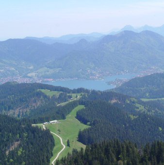 Blick vom Fockenstein auf Auer Alm und Tegernsee, © Alpenregion Tegernsee Schliersee