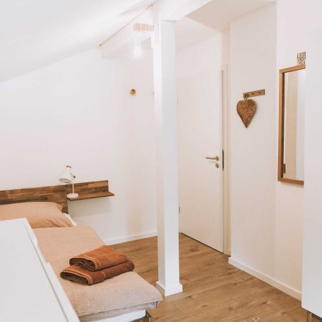 Zweites Schlafzimmer mit zwei Einzelbetten -  andere Blickrichtung, © im-web.de/ Gäste-Information Schliersee in der vitalwelt schliersee