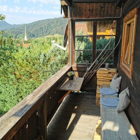 Hütteneingang mit Balkon, © im-web.de/ Gäste-Information Schliersee in der vitalwelt schliersee
