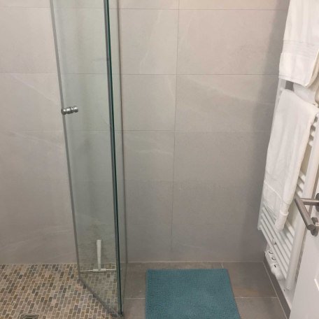 Handtuchheizkörper neben der bodentiefen Walk-In-Dusche inkl. Fussbodenheizung, © im-web.de/ Gäste-Information Schliersee in der vitalwelt schliersee