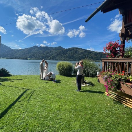 Hochzeitspaar beim Fotoshooting, © im-web.de/ Gäste-Information Schliersee in der vitalwelt schliersee