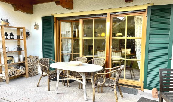 Terrasse mit Sitzmöglichkeit, Grill und Garten mit Blick auf die Berge, © Fewo Flair