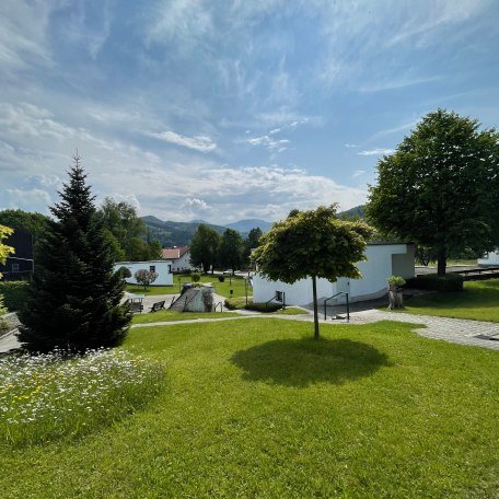 Außenansicht Anlage Ausblick auf die Berge, © im-web.de/ Gäste-Information Schliersee in der vitalwelt schliersee