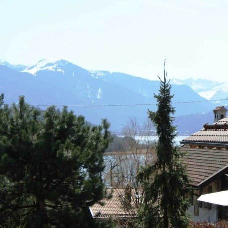 Blick aus dem FeWo-Küchenfenster im März auf See und Berge, © im-web.de/ Tourist-Information Gmund am Tegernsee