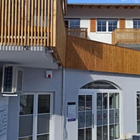 Blick von der Stra&szlig;e zur Wohnung im2. Stock mit Balkon, &copy; eigenes Foto