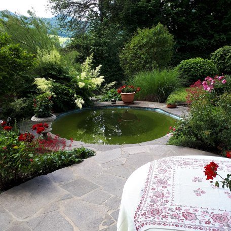Terrasse mit Blick in den Garten, © im-web.de/ Gäste-Information Schliersee in der vitalwelt schliersee