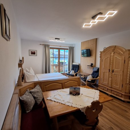 gem&uuml;tliche Wohnung im bayrischen Stil mit S&uuml;dbalkon, &copy; im-web.de/ Regionalentwicklung Oberland Kommunalunternehmen