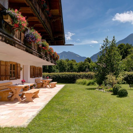 Terrasse mit Bergblick, © im-web.de/ Tourist-Information Rottach-Egern