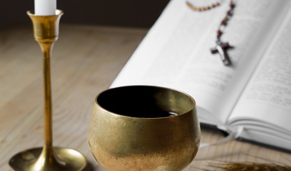 blick-auf-brot-und-wein-fur-die-religiose-zeremonie blick-auf-brot-und-wein-fur-die-religiose-zeremonie