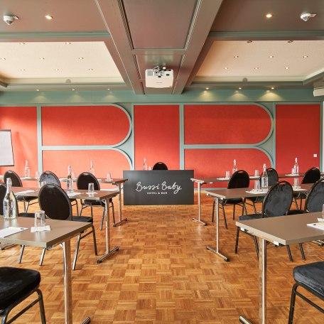 20200520_bussi_baby_tagungssaal_mit_ausblick_zur_terrasse