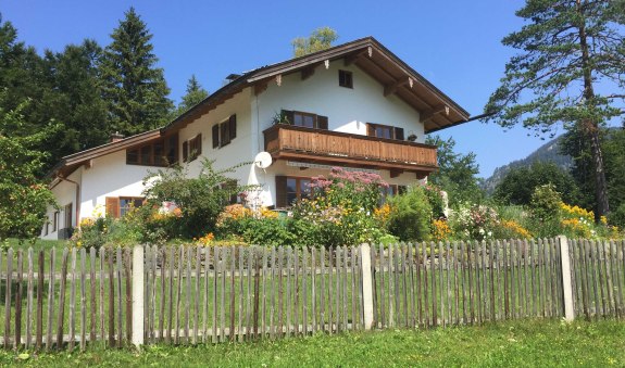 Das Haus im Sommer, © im-web.de/ Gäste-Information Schliersee in der vitalwelt schliersee