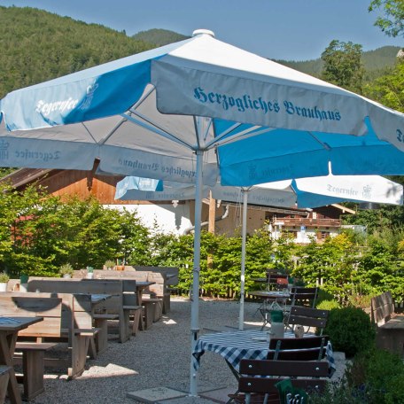 Gasthof Batznhäusl in Kreuth am Tegernsee  - Biergarten von Frühjahr bis Herbst bei sonnigem Wetter geöffnet, © GERLIND SCHIELE PHOTOGRAPHY TEGERNSEE