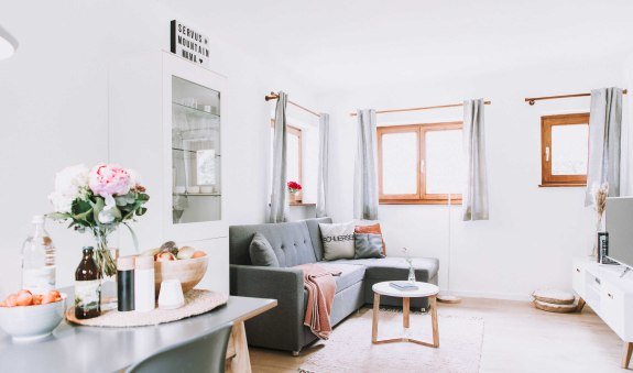 Wohnzimmer mit TV, Blu-Ray Player, Boombox, Digital-Radio, Spielen & Büchern, © im-web.de/ Gäste-Information Schliersee in der vitalwelt schliersee