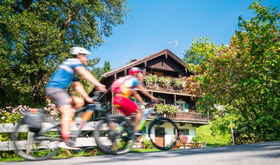 Radfahrer in Fischbachau, &copy; Alpenregion Tegernsee Schliersee