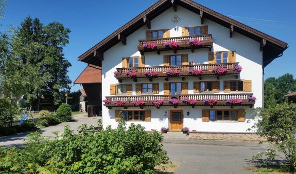 Bauernhaus mit Eingangsbereich von der Ostseite., © im-web.de/ Gemeinde Waakirchen-Schaftlach