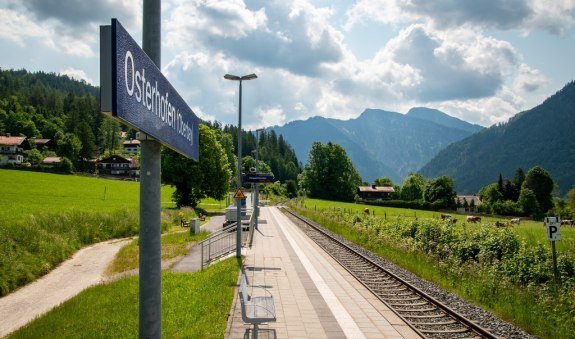Bahnhof Osterhofen mit Blick ins Leitzachtal, © Alpenregion Tegernsee Schliersee