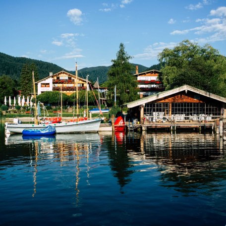 Hotel Terrassenhof mit Bootshaus, Ansicht von Seeseite, © im-web.de/ Tourist-Information Bad Wiessee