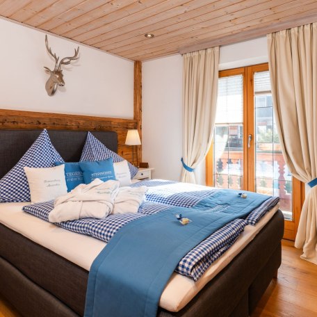 Schlafzimmer 1 mit bequemen Boxspringbett, &copy; im-web.de/ Tourist-Information Bad Wiessee