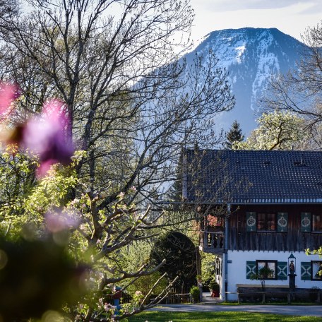 Blick auf den Dorfplatz mit Wallberg im Hintergrund, © im-web.de/ Tourist-Information Bad Wiessee