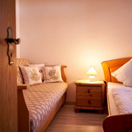Schlafzimmer mit Schlafsofa., © im-web.de/ Gemeinde Warngau