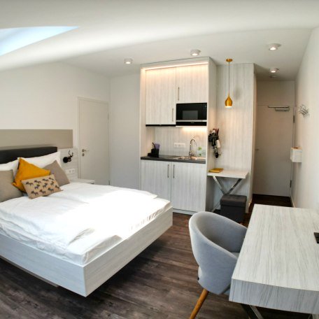 Studio Appartement: Schlafzimmer mit Arbeitsbereich und voll ausgestatteter Pantry-Küche, © AlpenOase Schliersee