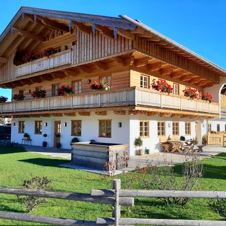 Unser neu erbauter Bauernhof im ruhigen und zentralen Point in Kreuth.  Die Ferienwohnung Hirschberg befindet sich im Dachgeschoss und bietet viel Platz und Komfort für Erwachsene und Kinder., © im-web.de/ Regionalentwicklung Oberland Kommunalunternehmen