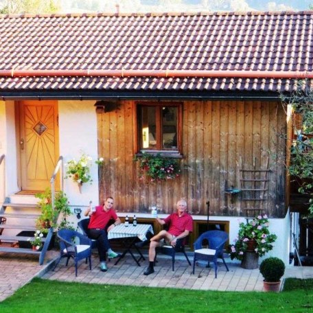 Auf der FeWo-Terrasse können Sie sich Ihr Bierchen und Ihre Brotzeit schmecken lassen. Prost, © im-web.de/ Tourist-Information Gmund am Tegernsee