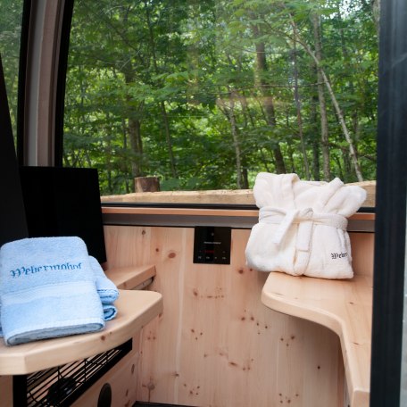 Infrarot-Sauna-Gondel im exklusiven Wellnessgarten am Almhaus Webermohof, © im-web.de/ Tourist-Information Rottach-Egern