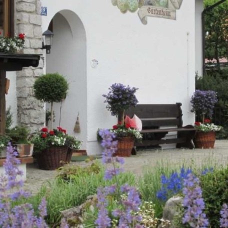 Ruhebank vor unserem Haus, © Gästehaus Gartenheim am Tegernsee