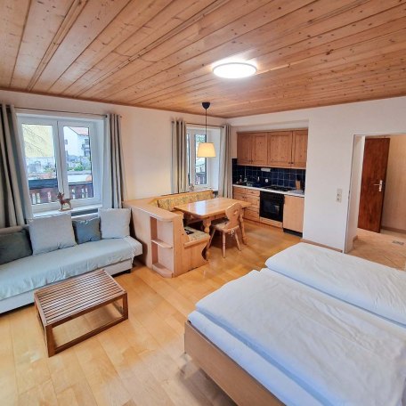 Wohn- und Schlafraum mit Couchecke, Essbereich und Küchenzeile, © Ferienwohnung Auszeit am See