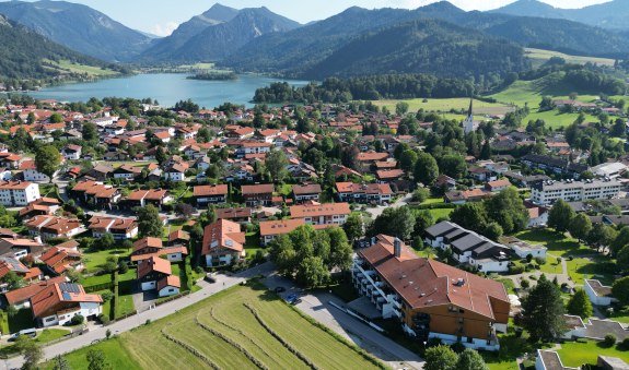 Lage der Unterkunft (rechts im Bild: Haupthaus mit den Appartement-Nebenhäusern, © AlpenOase Schliersee