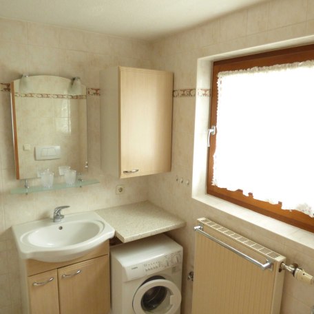 Badezimmer mit Dusche, WC und Waschmaschine, © im-web.de/ Touristinformation Fischbachau