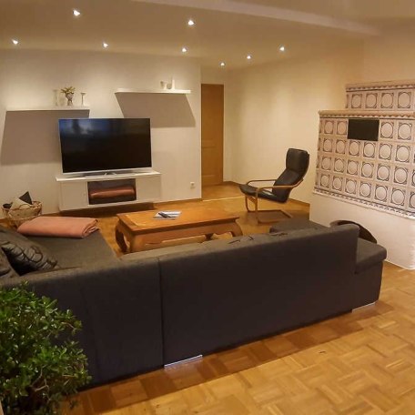 Wohnzimmer mit gro&szlig;em Familien-Sofa, Fernseher und Infomaterial, &copy; im-web.de/ Tourist-Information Gmund am Tegernsee