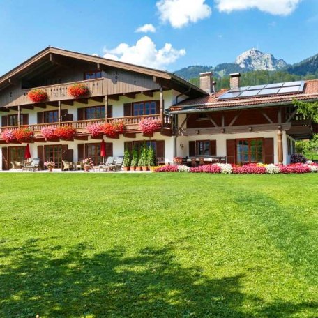 Hausansicht mit Garten, © im-web.de/ Tourist-Information Bayrischzell