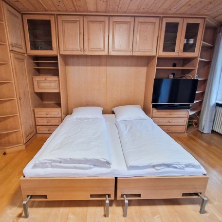 Wohn- und Schlafraum mit Couchecke, Essbereich und Küchenzeile, © Ferienwohnung Auszeit am See