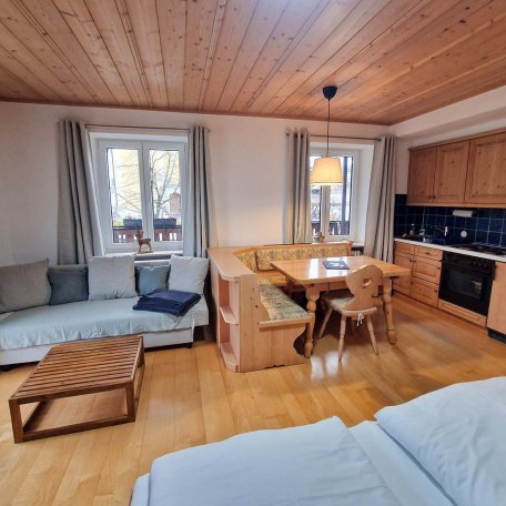 Wohn- und Schlafraum mit Couchecke, Essbereich und Küchenzeile, © Ferienwohnung Auszeit am See